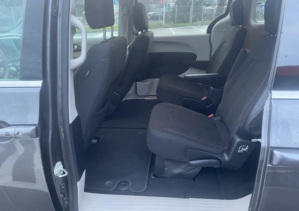 Chrysler Pacifica cena 86900 przebieg: 171400, rok produkcji 2018 z Warszawa małe 436
